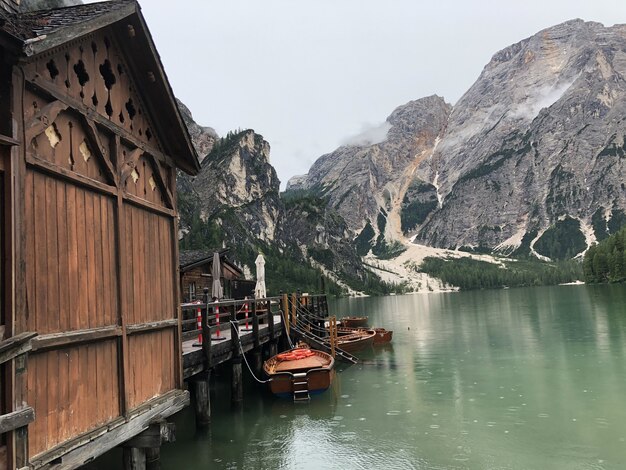 Braies 호수에 나무 보트의 아름다운 샷