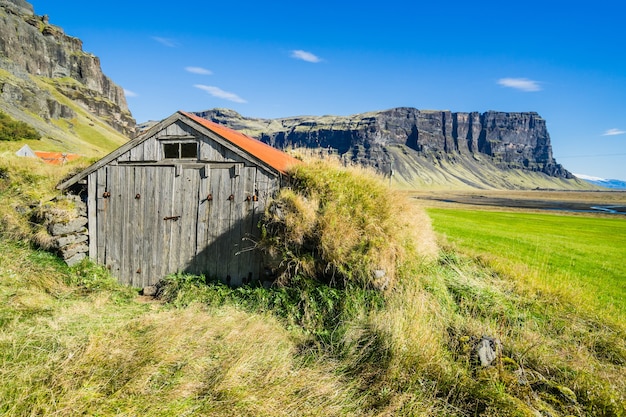 アイスランドのフィールドにある木造家屋の美しいショット