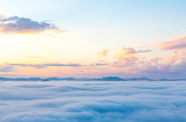 遠くに山々と美しい空