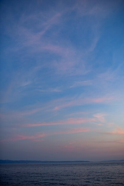 昼間 の 美しい 天空 の 景色