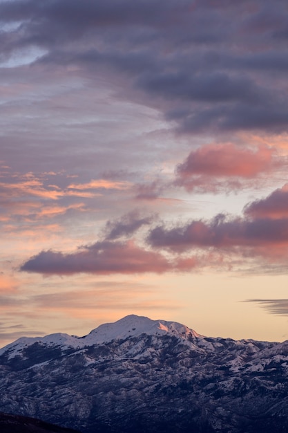 Foto gratuita bellissimo skyscape durante il giorno