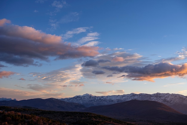 Foto gratuita bellissimo skyscape durante il giorno