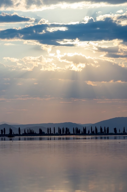 Foto gratuita bellissimo skyscape durante il giorno