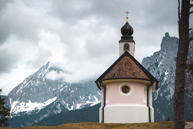 Красивая небольшая католическая церковь в горах Баварских Альп.