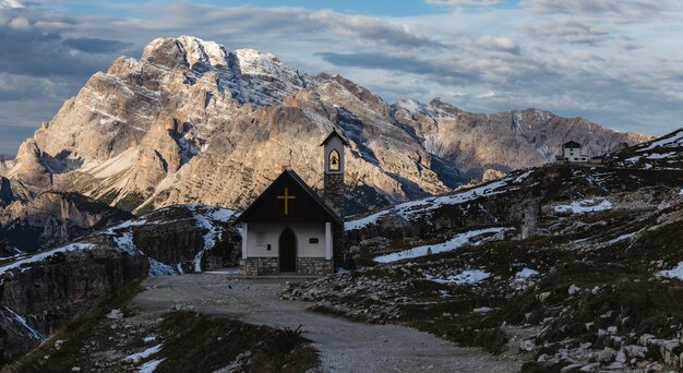겨울에 눈 덮인 이탈리아 알프스의 아름다운 작은 교회