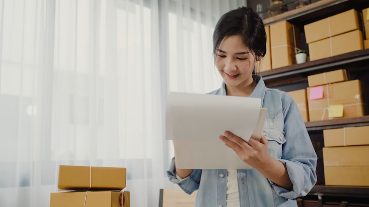 無料Photo 在庫の商品をチェック中小企業の美しいスマートアジアの若い起業家ビジネス女性の所有者