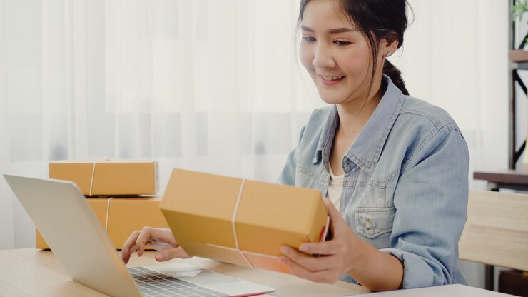 無料Photo 中小企業オンラインチェック製品の美しいスマートアジアの若い起業家ビジネス女性の所有者