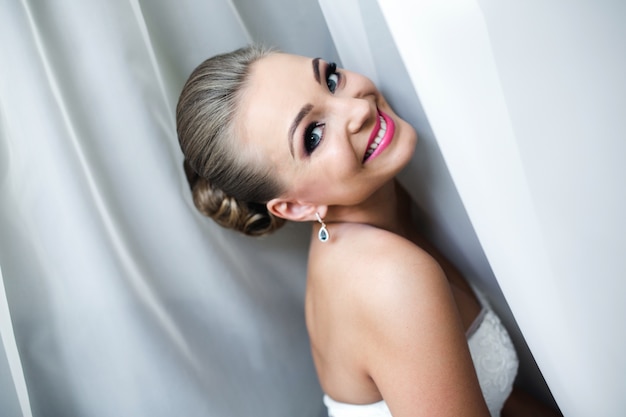 Foto gratuita bella sposa sorridente