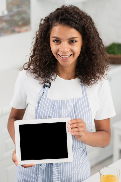 Free photo beautiful smiling woman holding a frame mock up