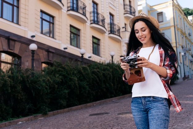 Foto gratuita bella donna sorridente che guarda l'obbiettivo