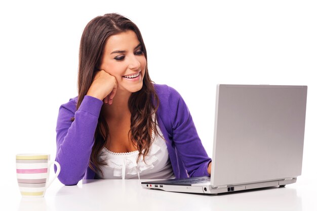 컴퓨터를 사용 하여 아름 다운 웃는 여자