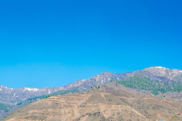 아름 다운 눈 덮힌 산 풍경 카슈미르 주, 인도