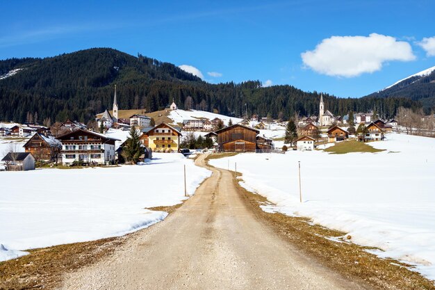 오스트리아 티롤 시골의 아름다운 눈 덮인 풍경