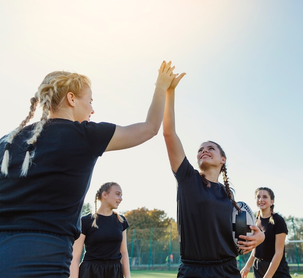 Belle donne sportive che sollevano le mani