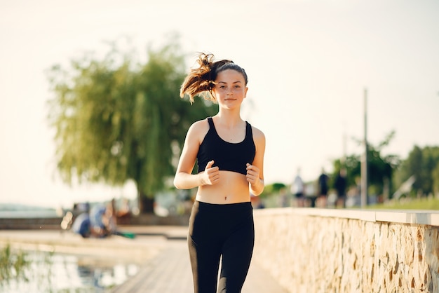 夏の公園の美しいスポーツ少女