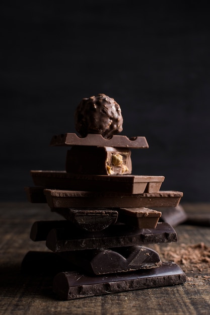 Foto gratuita bella natura morta con il concetto di cioccolato