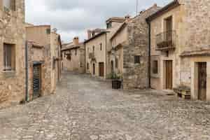 Free photo beautiful street in the historical town of pedraza, segovia, spain