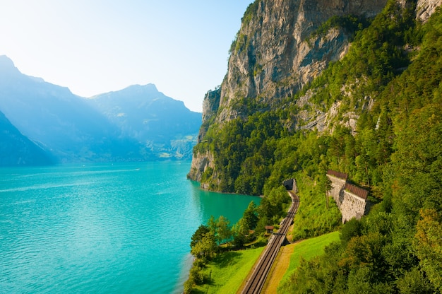 Foto gratuita bellissimo paesaggio estivo con limpido lago di montagna.