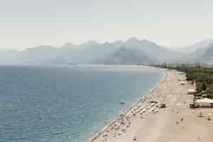 Free photo beautiful sunny day with ocean and mountains