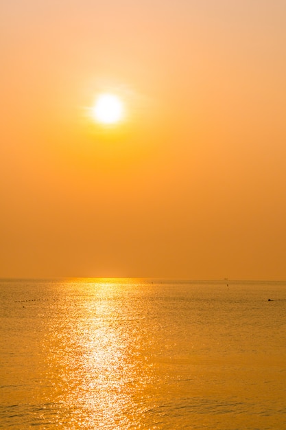 Free photo beautiful sunrise on the beach and sea