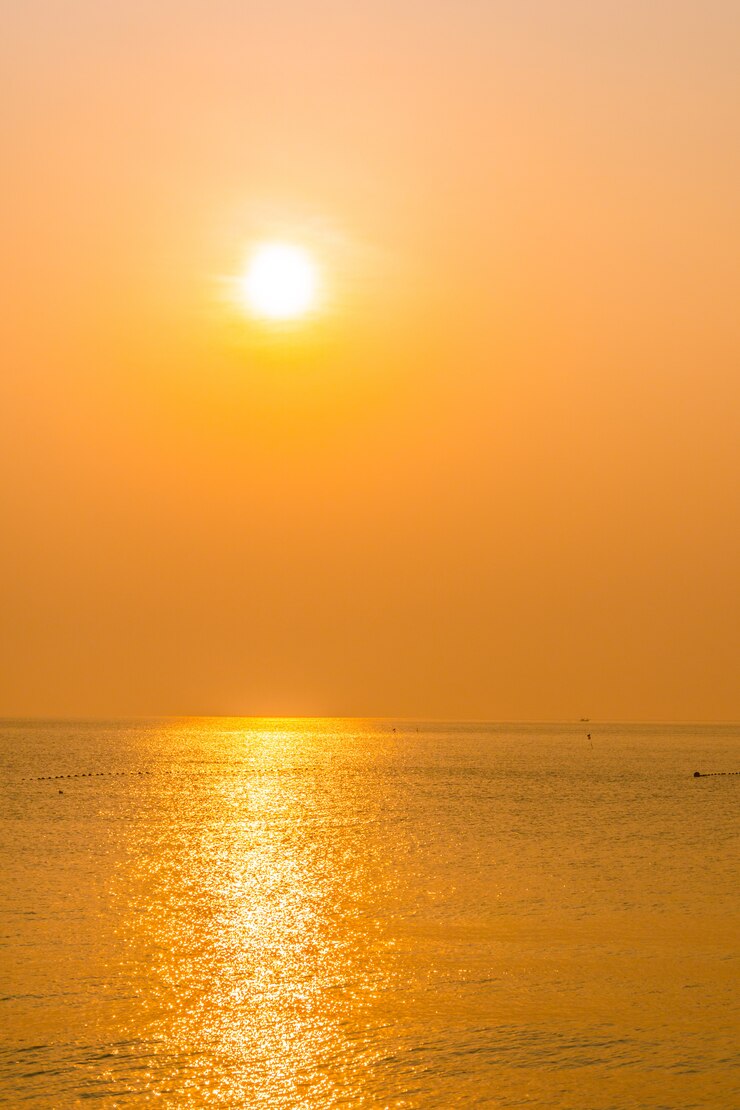Free Photo beautiful sunrise on the beach and sea