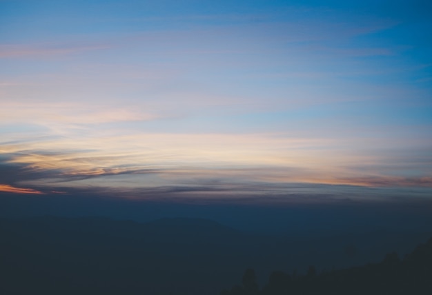Красивый закат и небо, рассветный свет и фон с видом на горы shiluette.