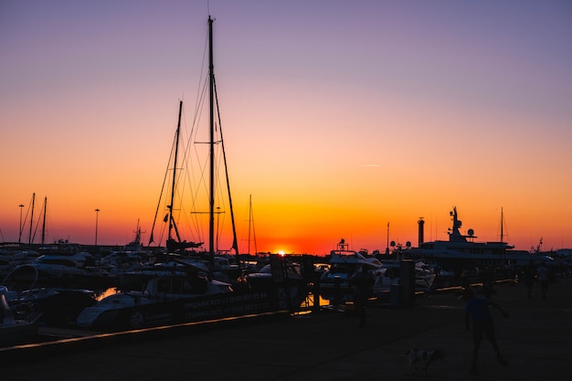 沿岸都市の美しい夕日