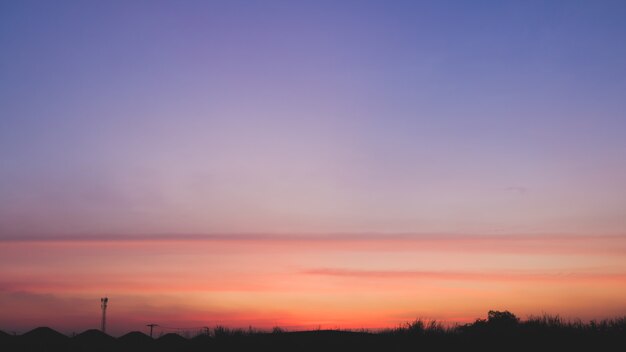 漫画の夕焼け空 グラデーションの紫と黄色の空の雲の風景 夕方の日没の天国のパノラマ背景イラスト 夕焼け空の漫画 太陽シーン日の出 プレミアムベクター