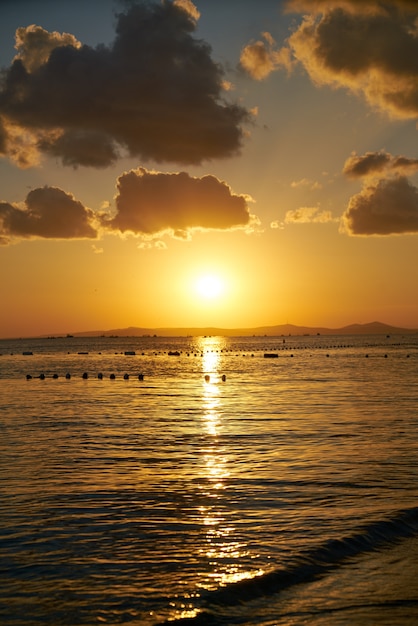 海の美しい夕日