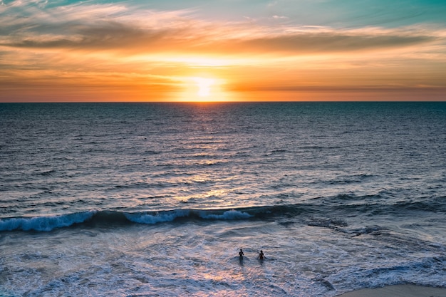 海に沈む美しい夕日