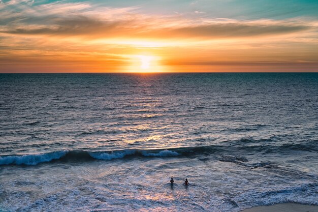 海に沈む美しい夕日