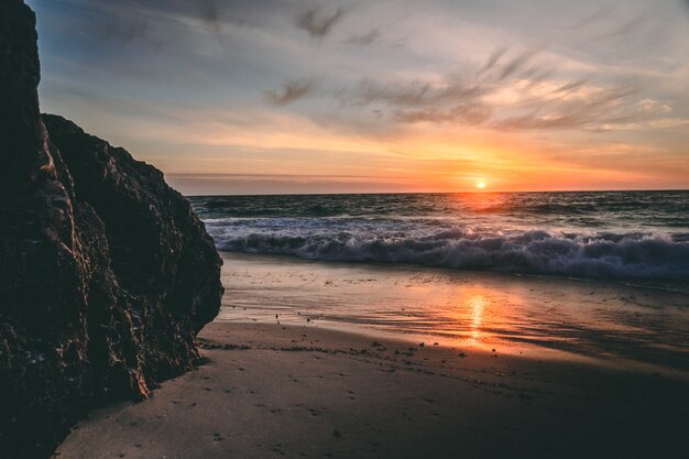 海に沈む美しい夕日