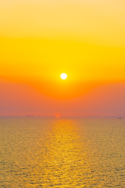 美しい夕日や空の雲と海海湾周辺の日の出