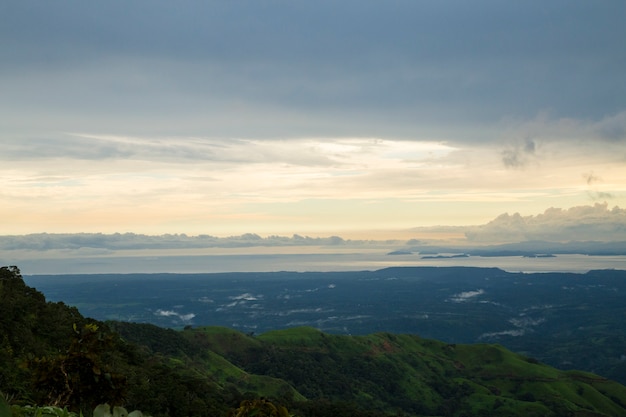 코스타리카의 아름 다운 일몰을 볼