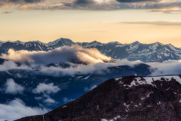 콜로라도의 에반스 산에서 볼 때 눈이 덮여 산과 구름과 아름다운 일몰보기