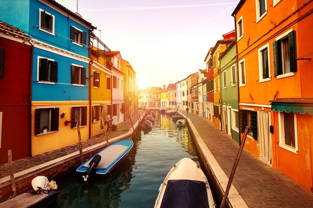 無料写真 ボート、建物、水の美しい夕日。サンライト。トーニングブラーノ、イタリア。