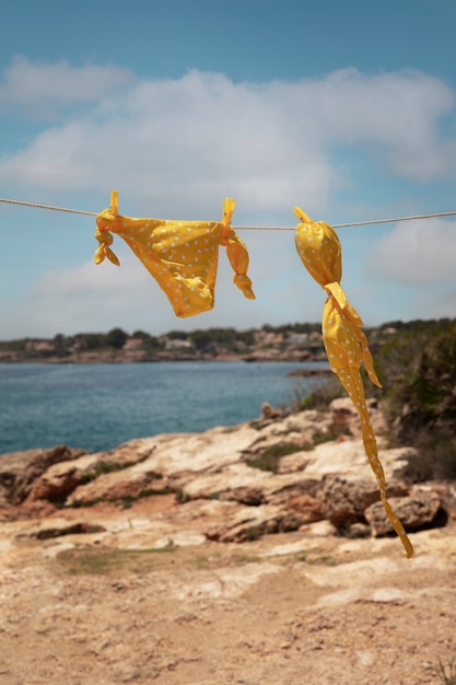 Foto gratuita bellissimo costume da bagno in riva al mare