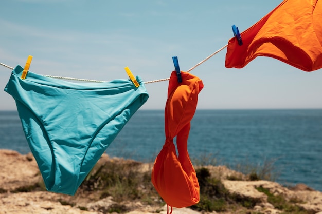 Foto gratuita bellissimo costume da bagno in riva al mare