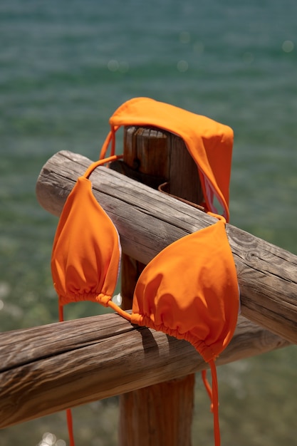 Foto gratuita bellissimo costume da bagno in riva al mare