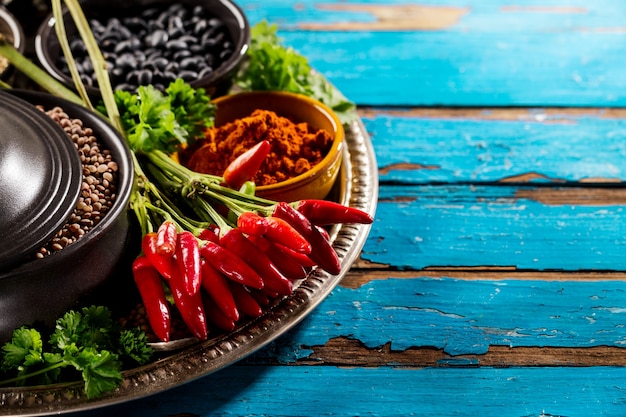 건강 한 부엌 요리에 대 한 아름 다운 맛있는 맛있어 재료 향신료 식료품 빨간 고추 고추 검은 그릇.