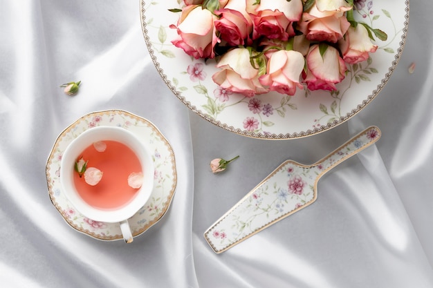 Foto gratuita bellissima composizione per tea party su un tavolo