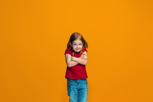 驚いて、戸惑う孤立した美しい十代の少女