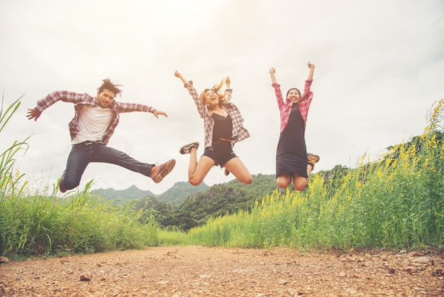 Foto gratuita bella adolescente giovani donne adulto uomo