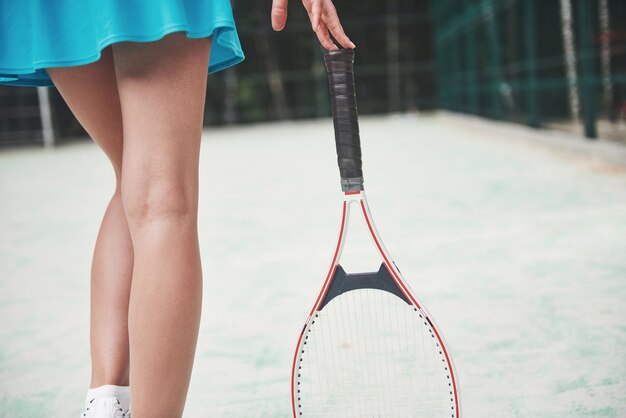 ラケットでコートで美しいテニスの足。
