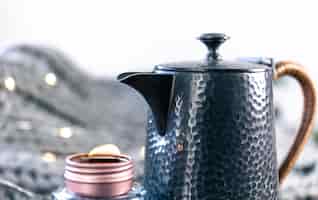 Бесплатное фото Красивый текстурный чайник на размытом фоне в уютном домашнем интерьере