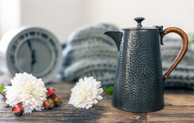 Free photo beautiful textured teapot on a blurred background closeup