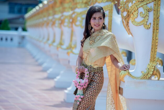 プラタートチューンチャムタイ寺院の伝統的な衣装で美しいタイの女性