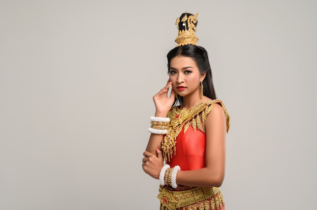 無料写真 タイのドレスを着て、側にいる美しいタイの女性
