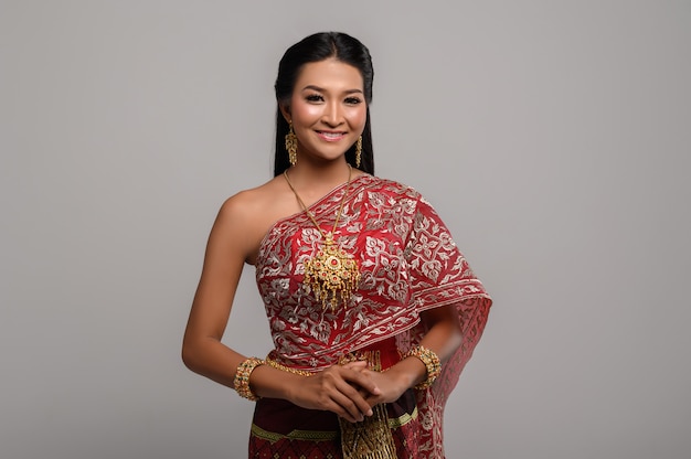 タイのドレスと幸せな笑顔を着て美しいタイの女性。