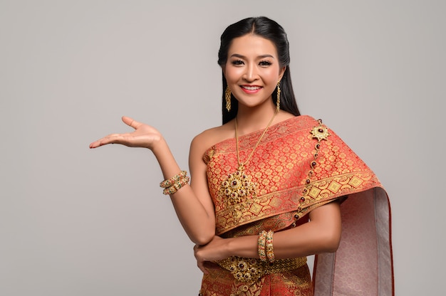 태국 드레스와 행복 한 미소를 입고 아름 다운 태국 여자.